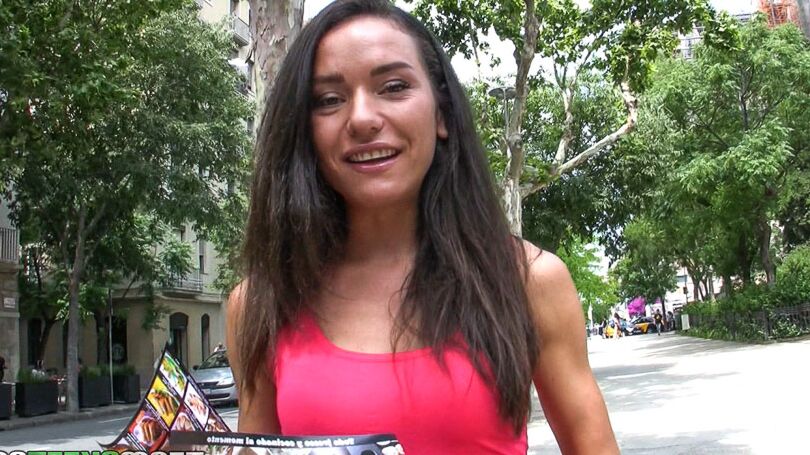 14P Garota adolescente magra Nataly Gold exibindo peito achatado ao ar livre por dinheiro