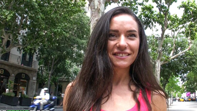 14P Garota adolescente magra Nataly Gold exibindo peito achatado ao ar livre por dinheiro