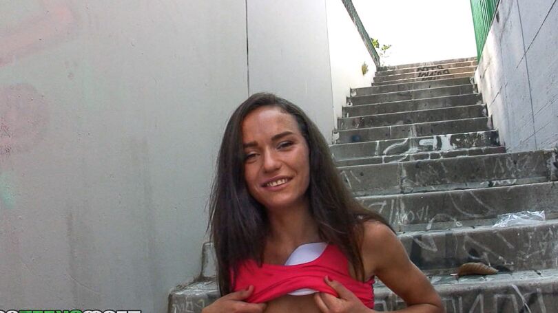 14P Garota adolescente magra Nataly Gold exibindo peito achatado ao ar livre por dinheiro