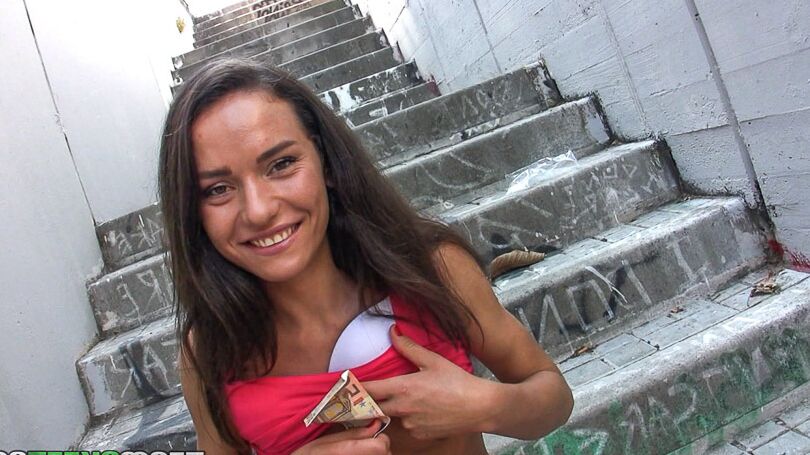14P Garota adolescente magra Nataly Gold exibindo peito achatado ao ar livre por dinheiro