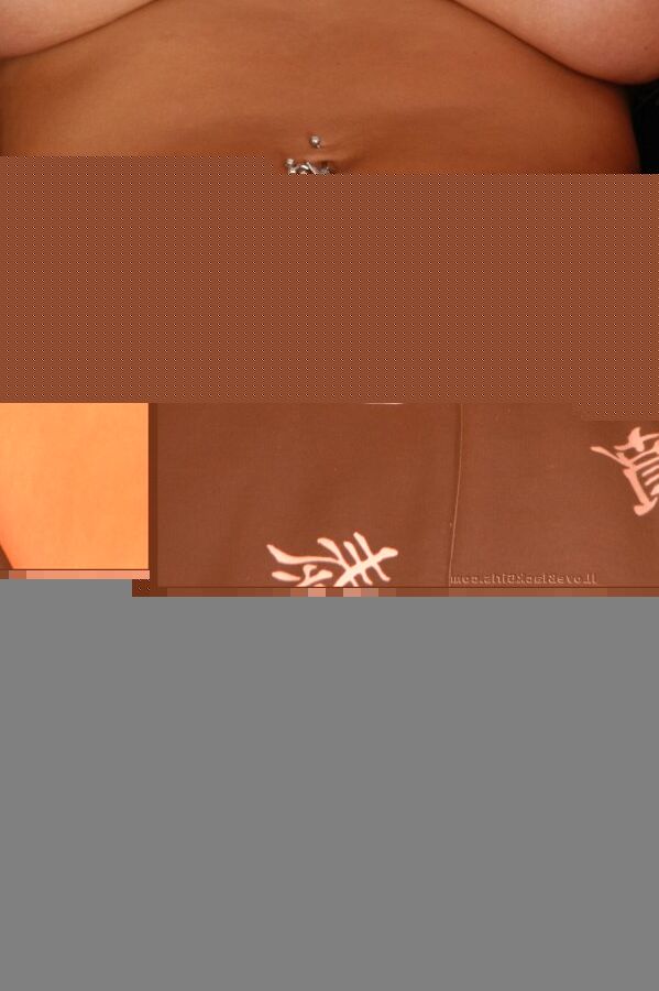 20P Ebony solo girl libera seus grandes seios naturais de lingerie sensual em uma cama