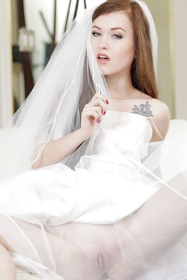 La estrella porno 16P Misha Cross abre las piernas de recién casada para meterse los dedos en el coño afeitado