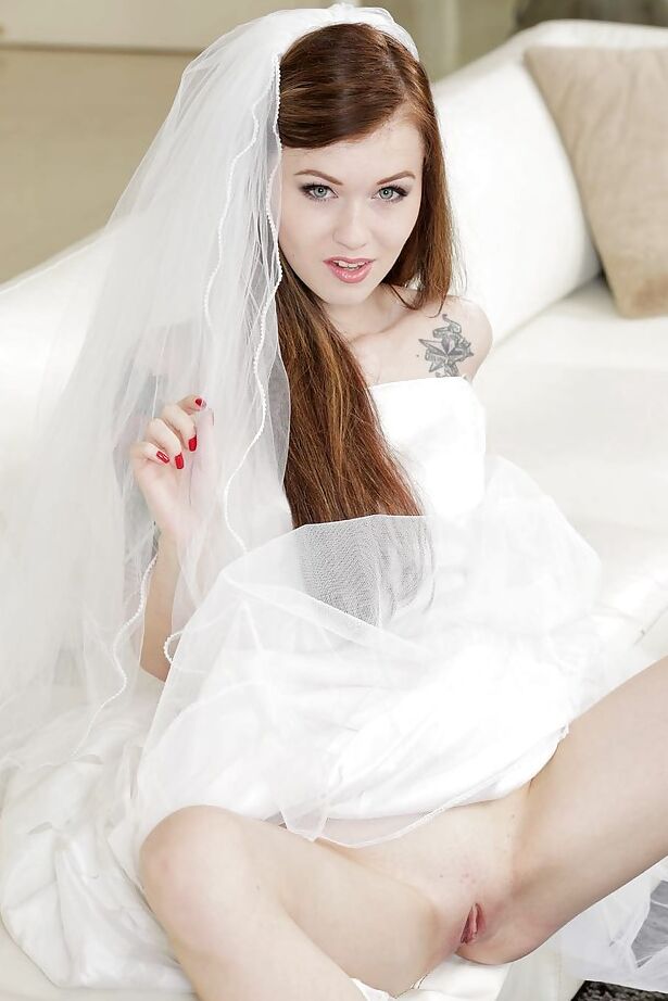 La estrella porno 16P Misha Cross abre las piernas de recién casada para meterse los dedos en el coño afeitado