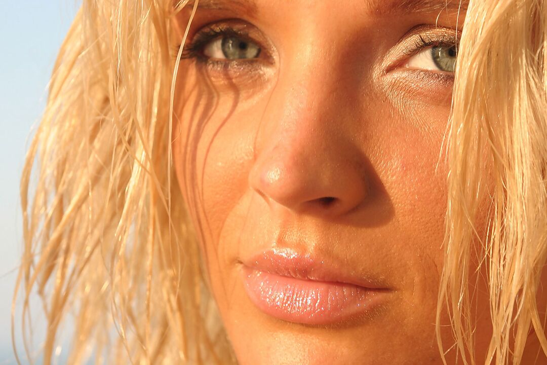 16P La rubia caliente Ines Cudna saca sus enormes tetas del bikini junto a un malecón