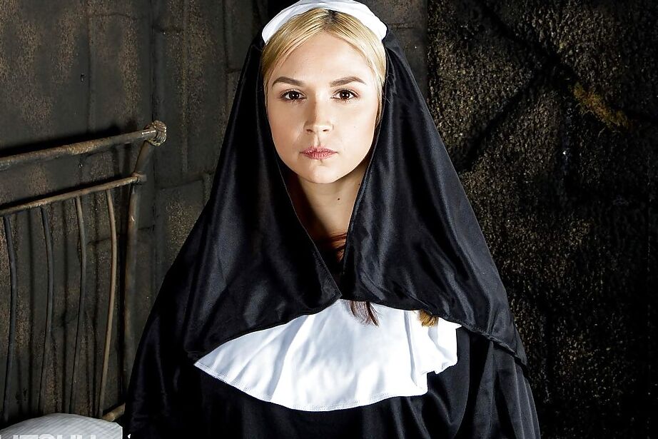 16P Cosplay solo girl Sara Sloane tira o uniforme de freira para filmagem de pornstar