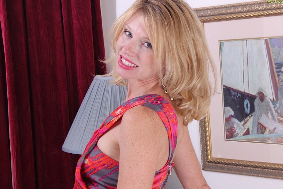 16P Holly Jones, une salope mature en train de se masturber, enfonce ses doigts dans sa chatte