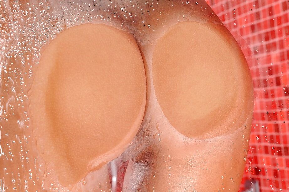 15P A morena pornstar Sandy está tomando um banho quente sozinha