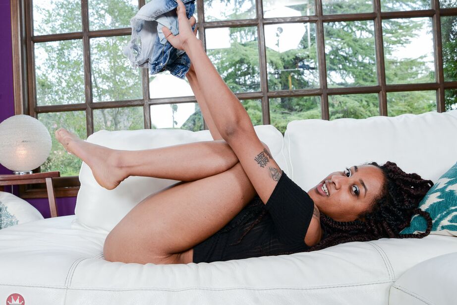 16P Indie Cass, une amatrice ébène, ouvre les jambes pour exposer sa chatte noire juteuse