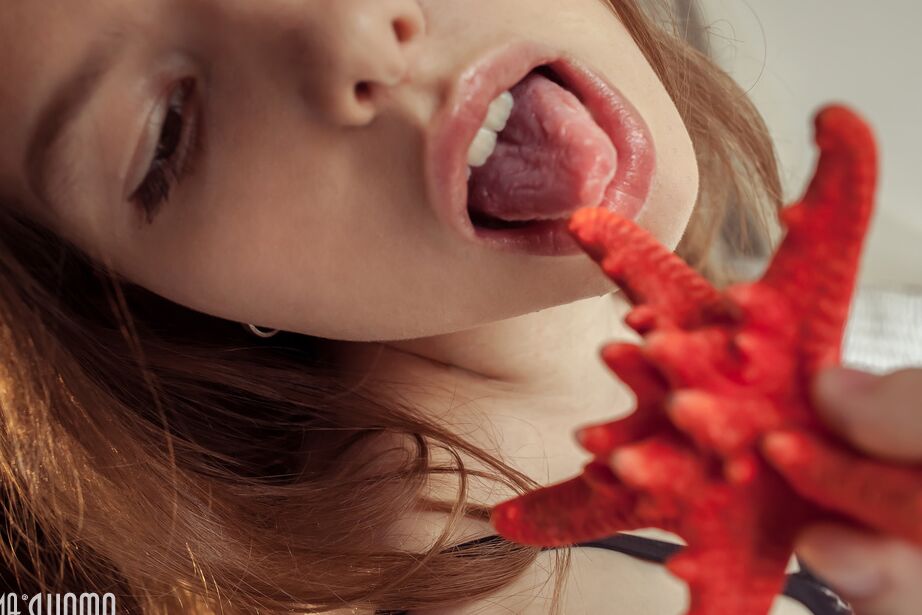 20P Hermosa adolescente juega con sus turgentes tetas y sus pezones erectos