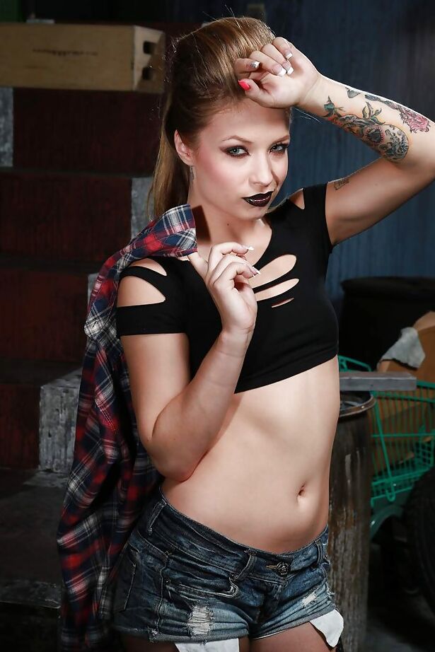 16P La tatuada Alyssa Branch exponiendo las pequeñas tetas y el culo de una estrella porno
