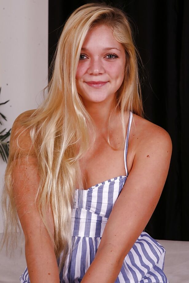13P Blonde Teenagerin Jessie Andrews öffnet die Beine und spreizt die rosa Muschi