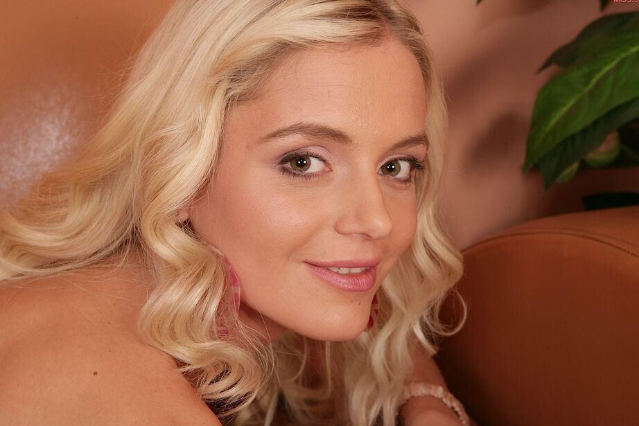 16P Adolescente amadora Leyla Tender tira sua lingerie sexy e toca sua boceta