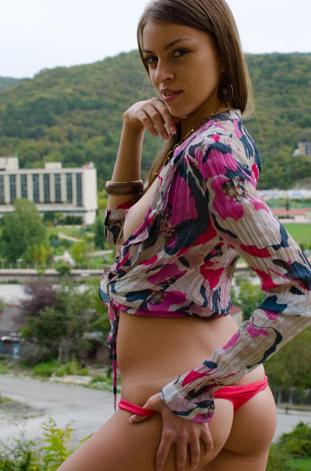 18P Sofy B, une jeune russe élancée, se déshabille tout en surplombant la ville.