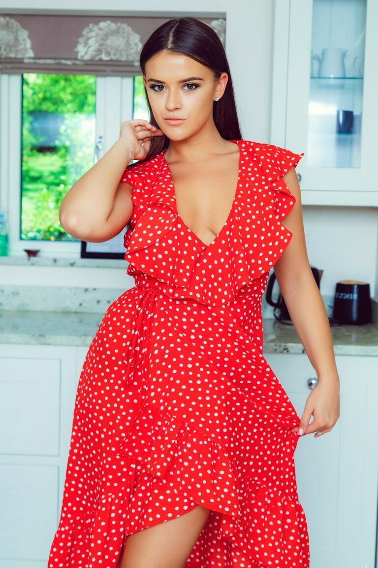 12P A linda adolescente do Reino Unido, Brook Wright, libera seu corpo assassino em um lindo vestido