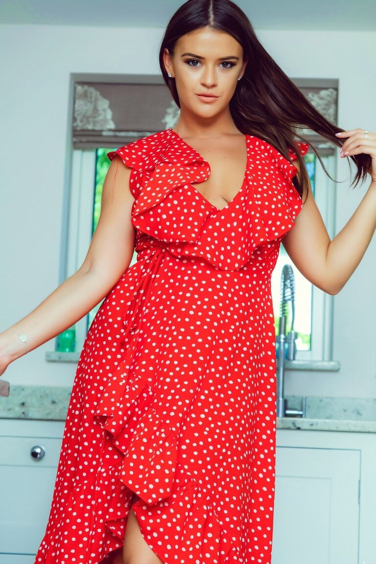 12P A linda adolescente do Reino Unido, Brook Wright, libera seu corpo assassino em um lindo vestido