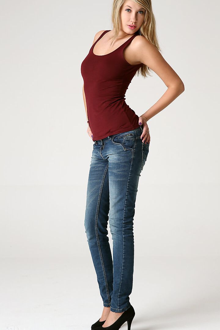 16P La hermosa joven Holy se quita los jeans para abrir sus largas piernas para un primer plano de su coño adolescente