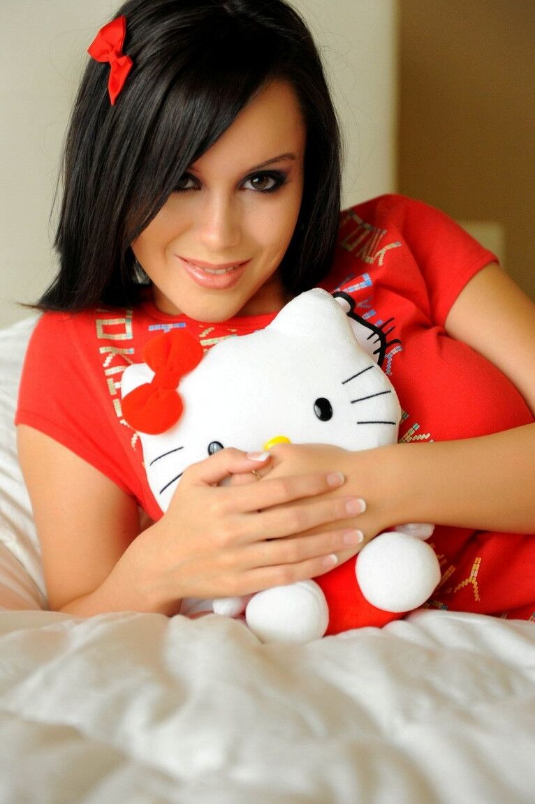 15P La hermosa Bryci descubre sus grandes tetas descalza en su cama