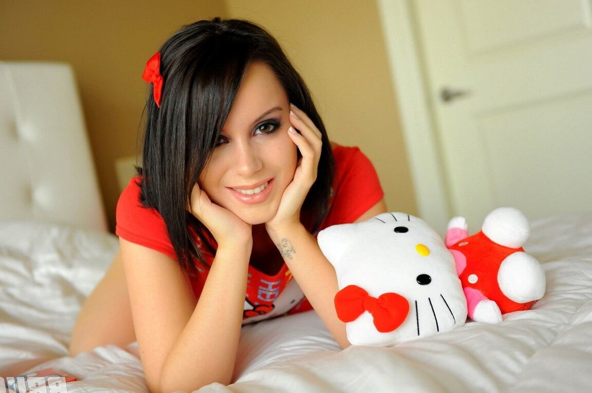 15P La hermosa Bryci descubre sus grandes tetas descalza en su cama