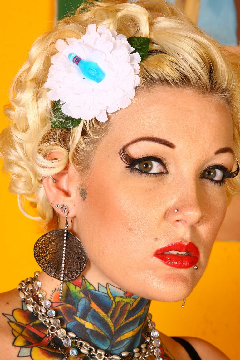 21P La esposa tatuada Candy Monroe humilla a su cornudo follándose a una BBC