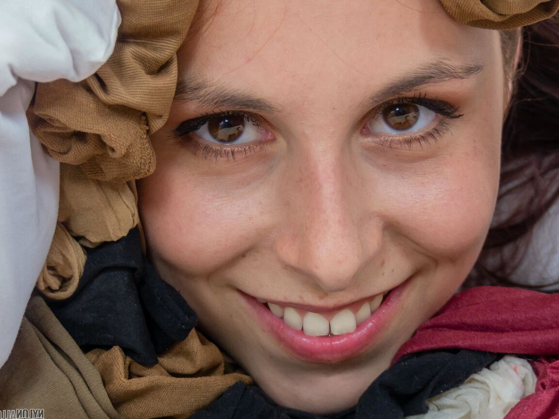 16P Das schöne Mädchen Antonia Sainz bedeckt sich mit einem Schlauch, bevor sie einen Strapon anzieht