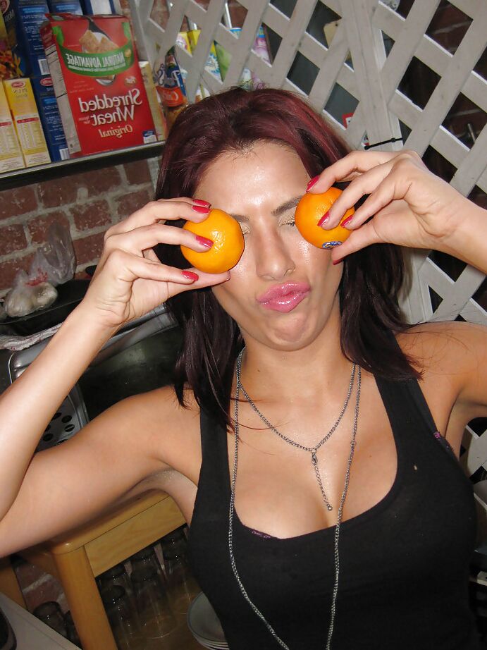 16P A gata adolescente amadora Alexa Nicole posa fazendo strip-tease sozinha na cozinha