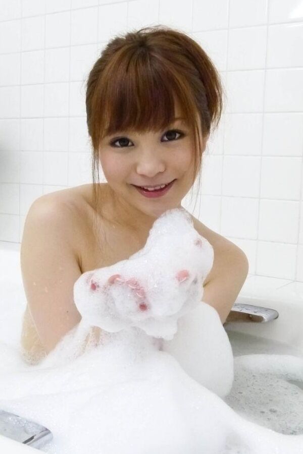16P 長澤まおみ アジア人 おっぱいに石鹸を付けて吸ってドンを舐める