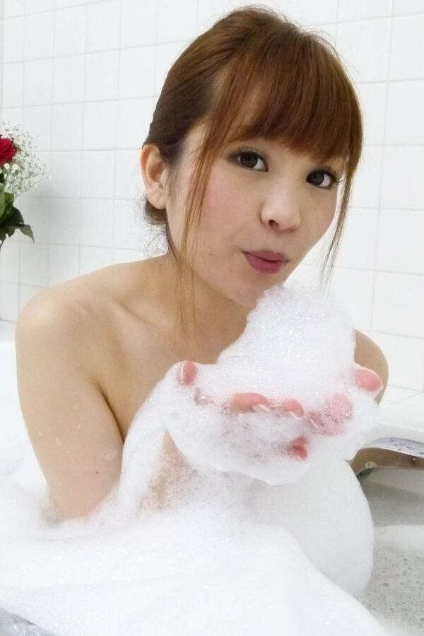 16P 長澤まおみ アジア人 おっぱいに石鹸を付けて吸ってドンを舐める
