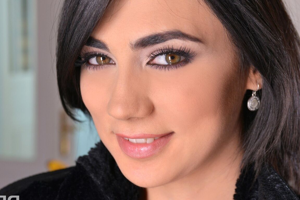 21P Sexy MILF Luna Amor mostra seus seios enormes e posa na cozinha