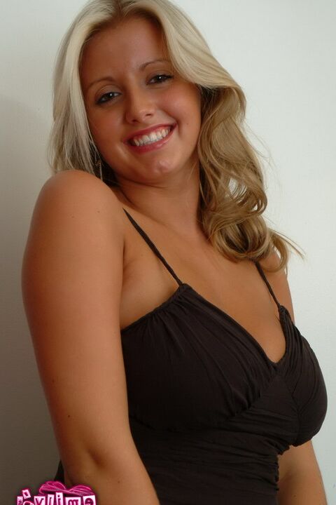 16P Garota loira solo Emily Brady brinca com seus hooters em calcinha de renda preta