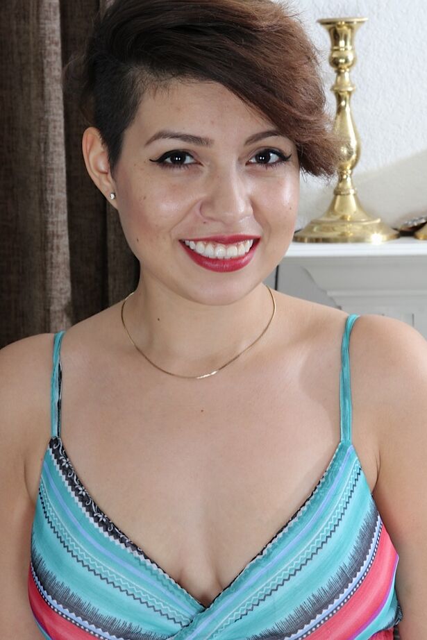 16P Gata adolescente vestida Natalie Odom tirando o vestido e se espalhando