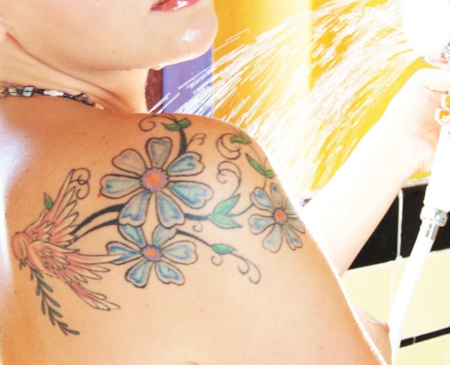 16P Loira gata com peitos pequenos Missy Monroe se despindo e tomando banho