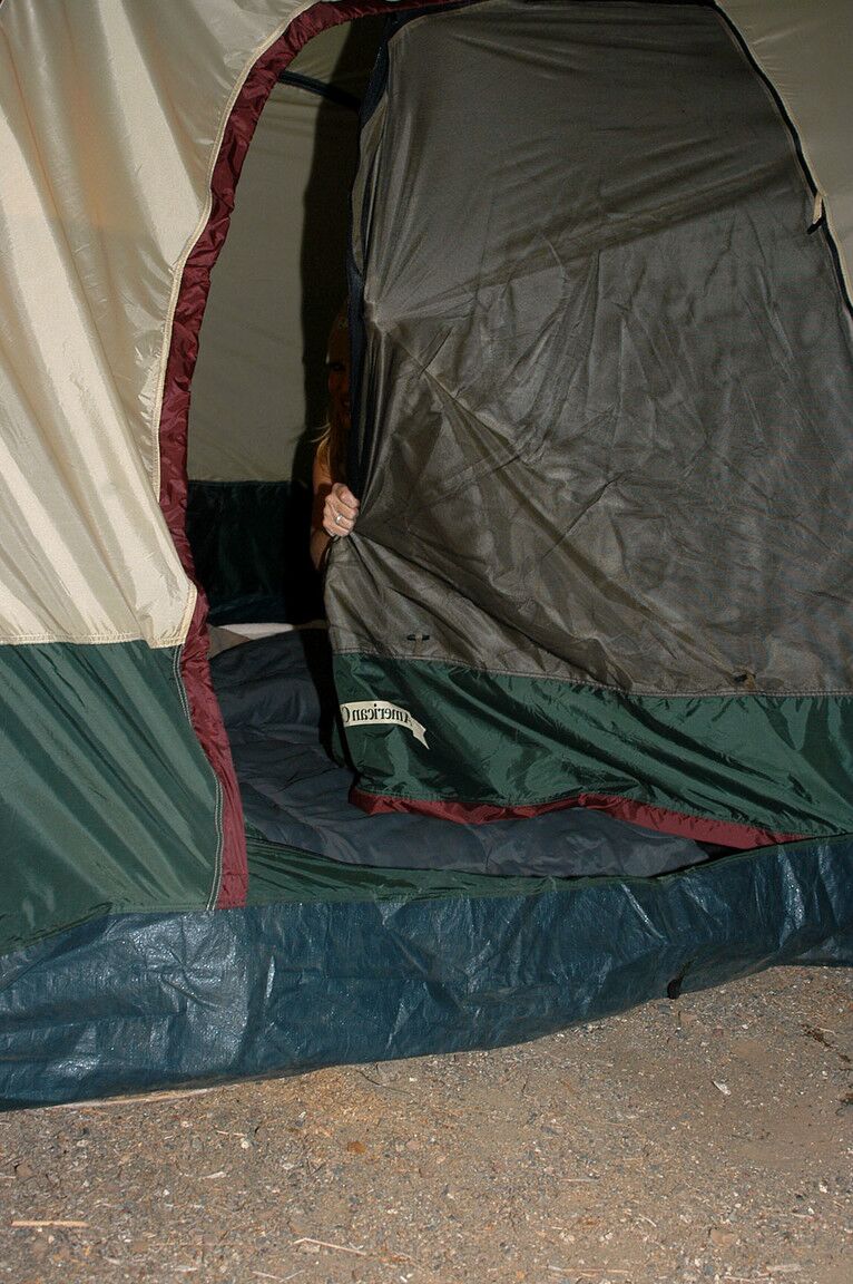 17P La MILF bizarre Kelly Madison se fait défoncer lors d'une séance de camping sexy