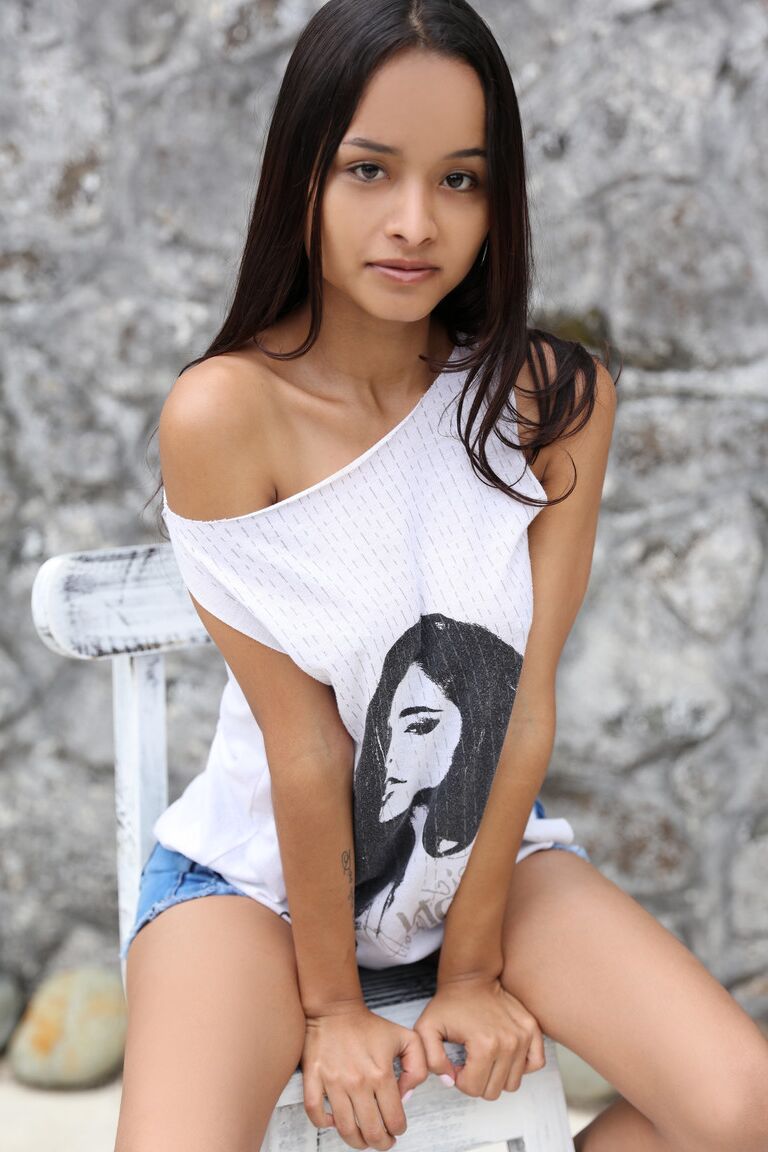 21P La pequeña adolescente latina Liloo haciendo alarde de sus tetas perfectamente formadas y sus deliciosos agujeros
