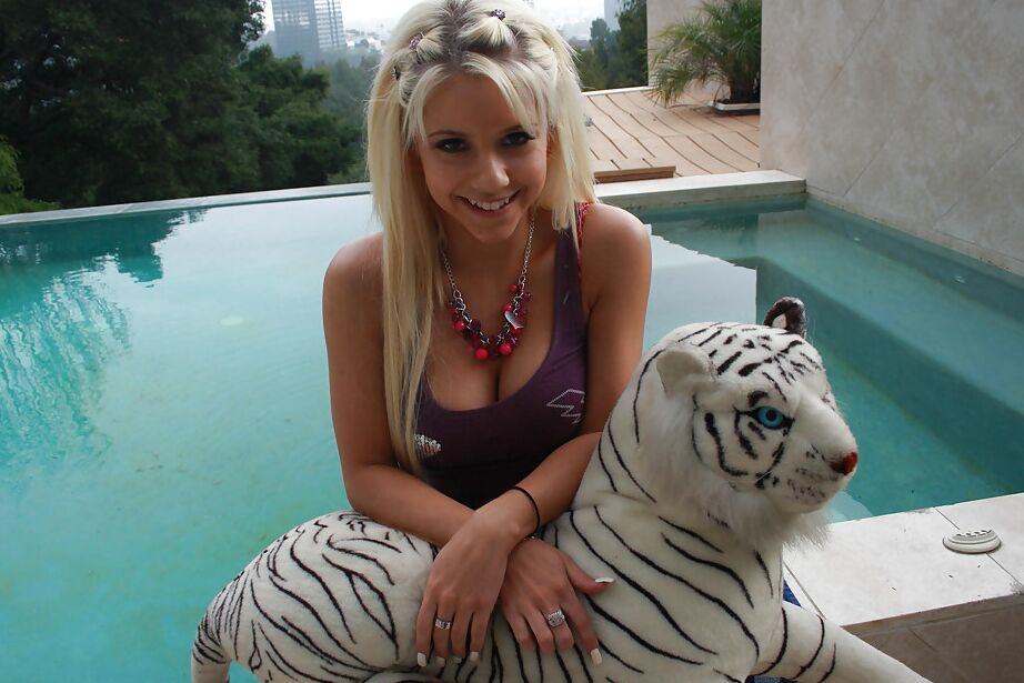 16P Tessa Taylor se desnuda al aire libre para demostrar su cuerpo juvenil