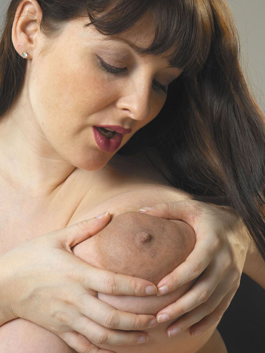 21P Sexy amadora Lorna Morgan mostra seus peitos enormes e esfrega sua boceta