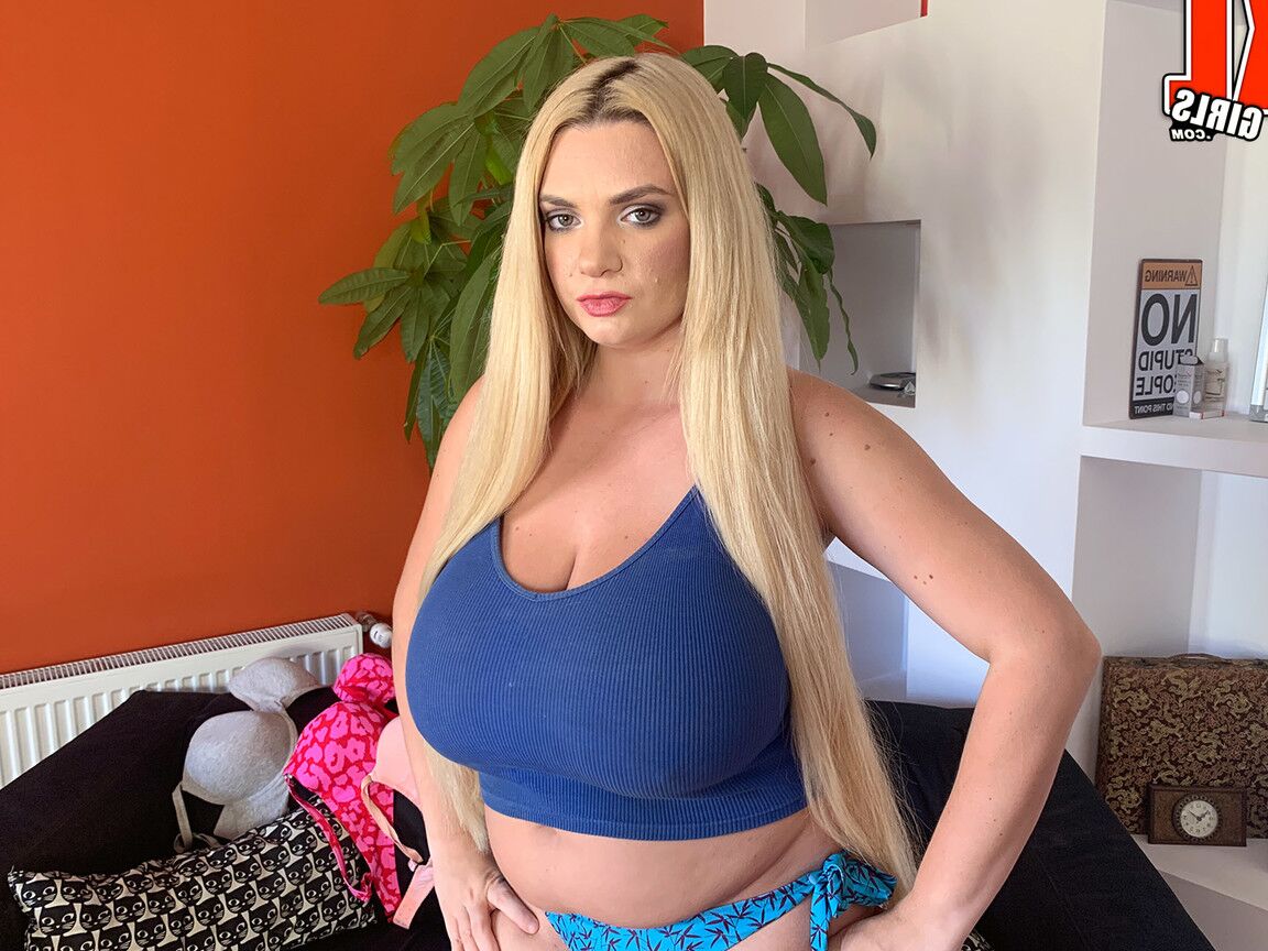 16P La blonde aux cheveux longs Kitty Cute joue avec ses seins massifs