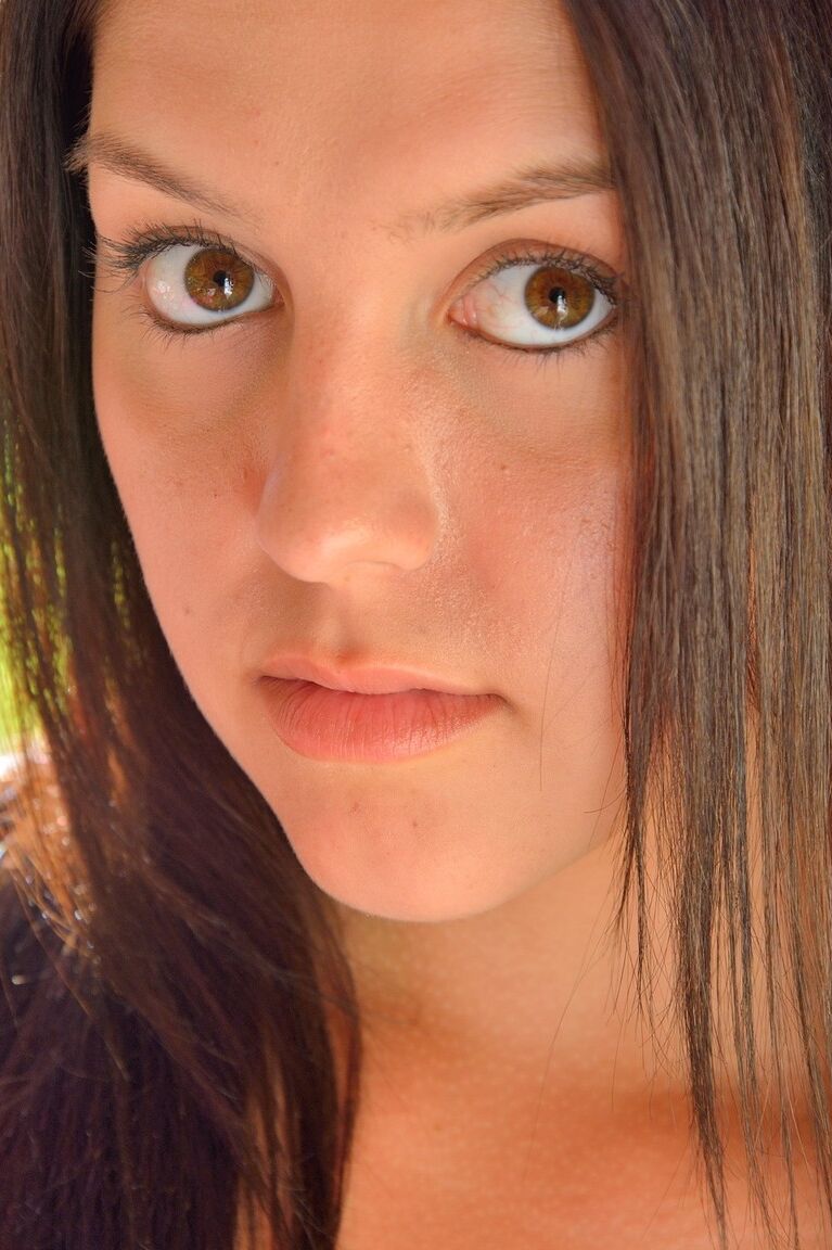 21P Babe mit schönem Hintern Leanna dehnt ihre Löcher nach dem Joggen in der Natur