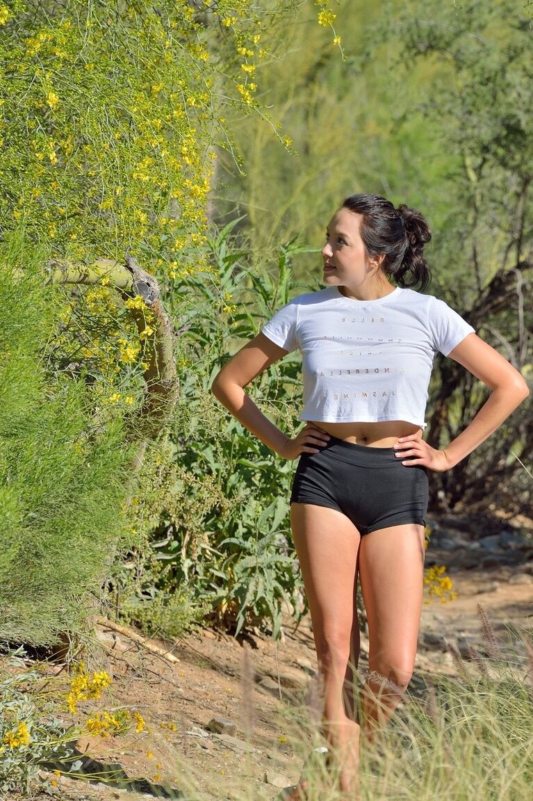 21P Babe mit schönem Hintern Leanna dehnt ihre Löcher nach dem Joggen in der Natur