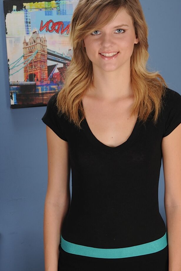 16P Pequena menina loira Scarlett Fever acaricia seios adolescentes firmes e vagina rosa