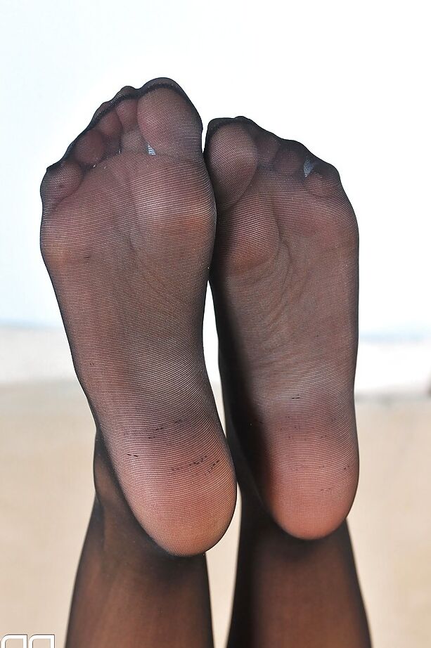 16P La rubia de piernas largas Lola N se suelta los pies enfundados en medias por los tacones altos