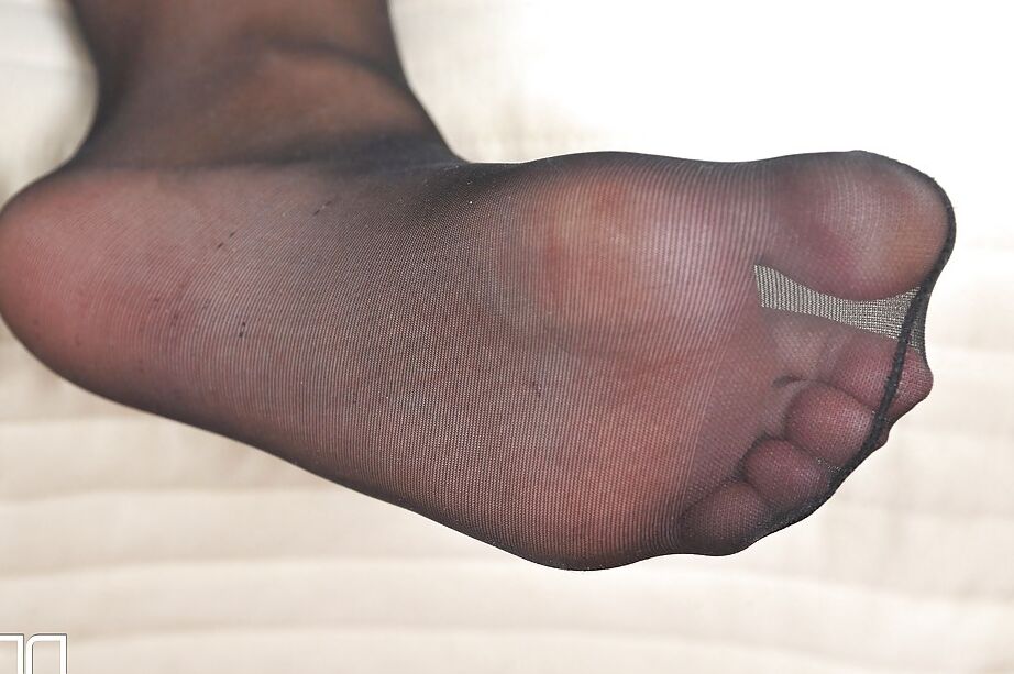 16P La rubia de piernas largas Lola N se suelta los pies enfundados en medias por los tacones altos