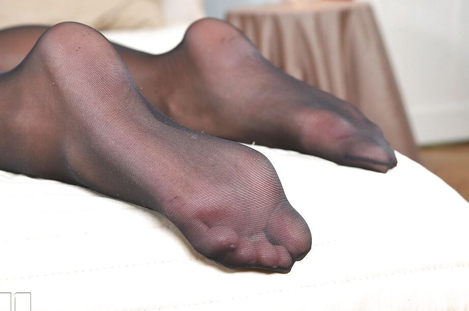 16P La rubia de piernas largas Lola N se suelta los pies enfundados en medias por los tacones altos