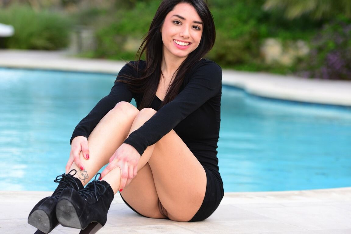 A novata do 13P Porn Zoe Martinez se acostuma a posar nua na piscina