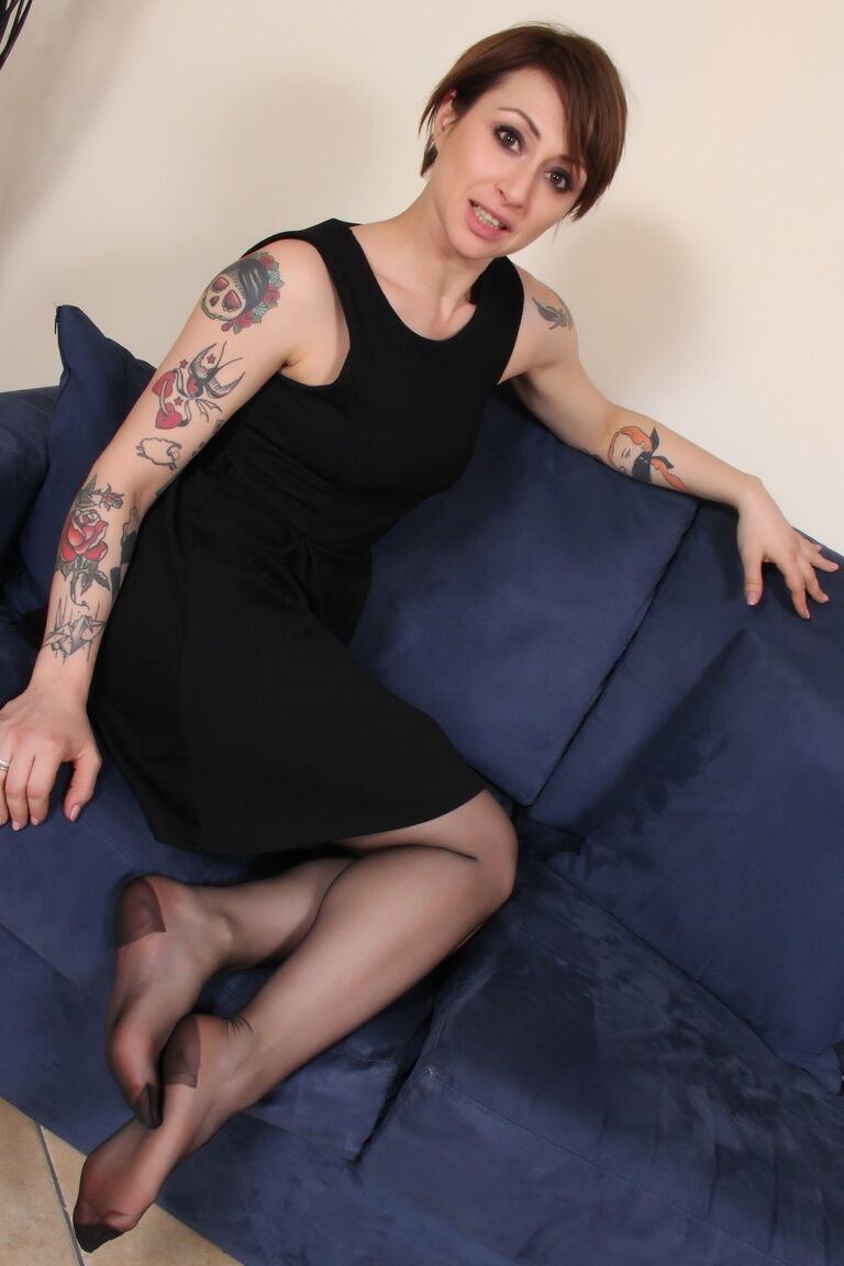 12P Mujer tatuada con pelo corto le quita los tacones altos a un feto vestido de nailon RHT