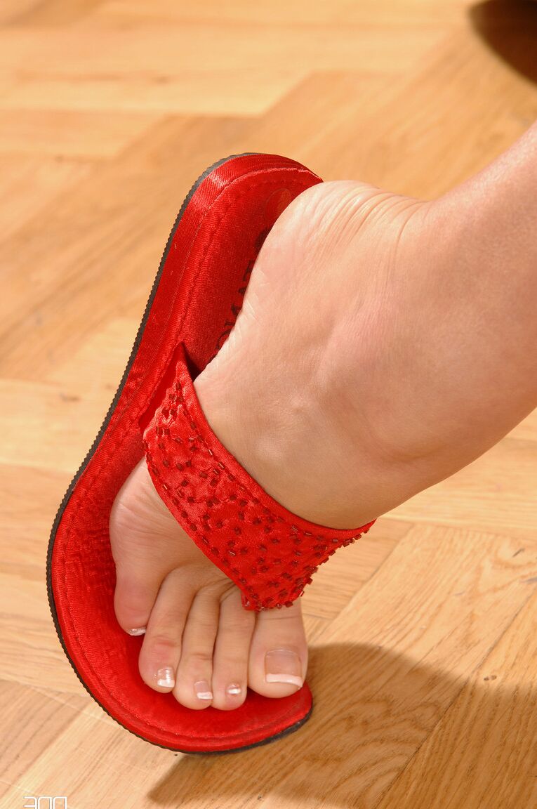 21P La rubia Jenny McClain expone lentamente sus grandes naturales y se burla con los pies