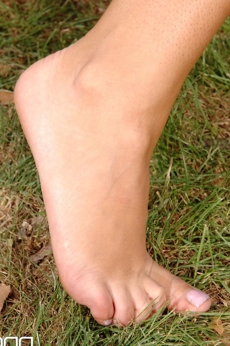 21P Las rubias Zoe L Fox y Zuzana Z se prueban los pies y los chochos al aire libre
