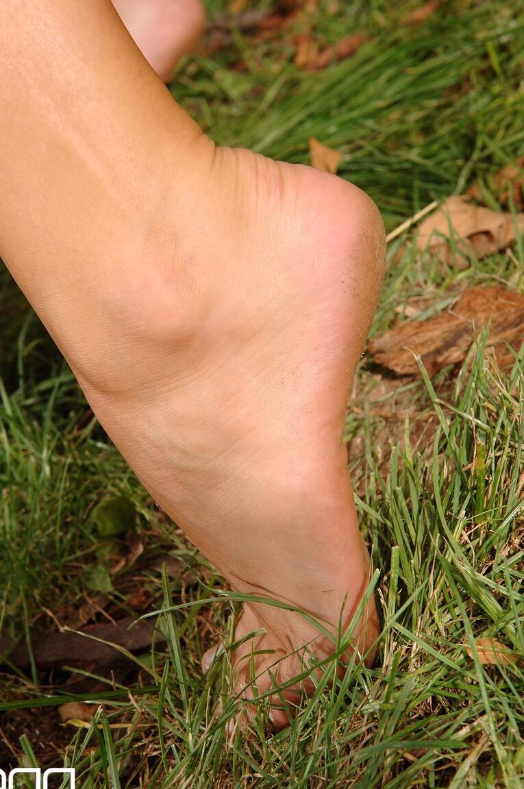 21P Las rubias Zoe L Fox y Zuzana Z se prueban los pies y los chochos al aire libre