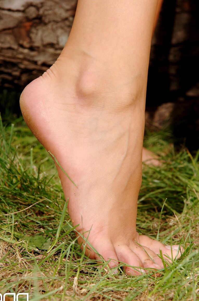 21P Las rubias Zoe L Fox y Zuzana Z se prueban los pies y los chochos al aire libre