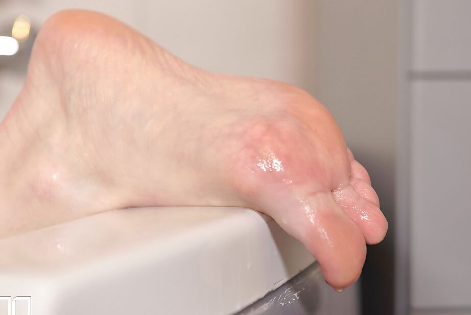 16P Leggy babe Samantha Bentley showing off flexibility and barefeet in bath
