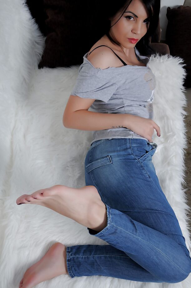 16P Gata morena com pés incríveis é tão deslumbrante e sexy
